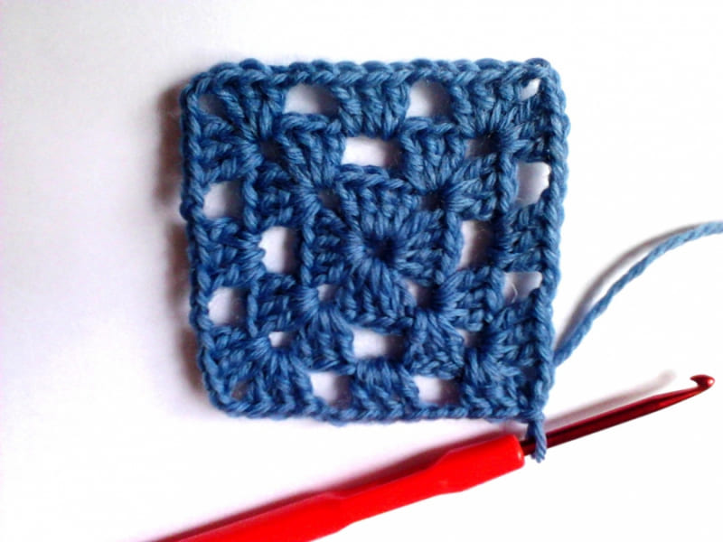 Бабушкин квадрат: вязание крючком накидки для начинающих