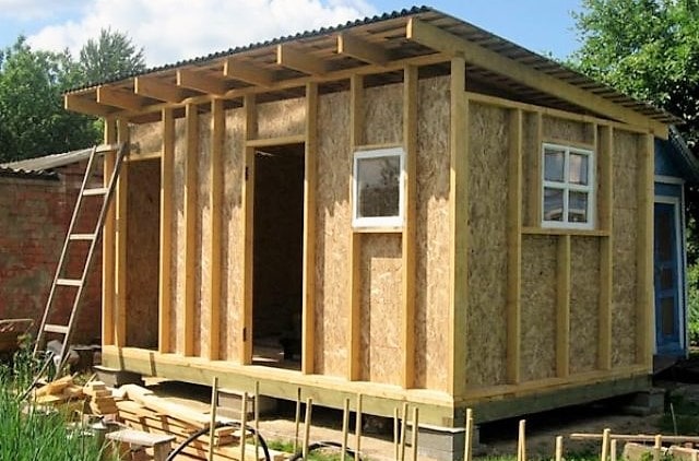 Из чего построить сарай на даче дешево и быстро?