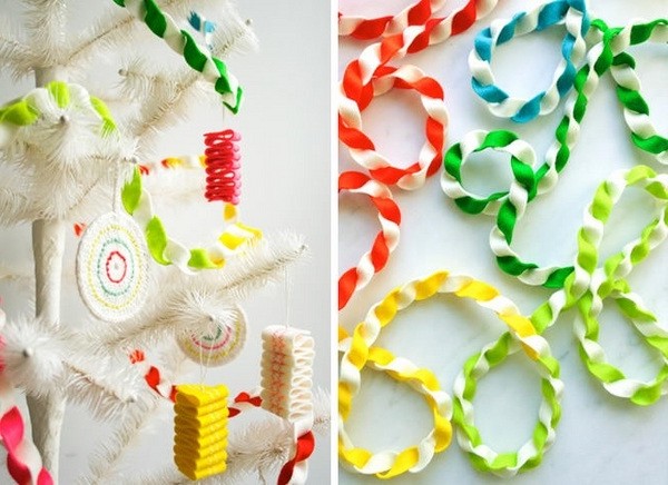 Елочные игрушки и новогодние украшения из фетра своими руками (40 фото)