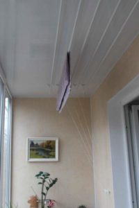Установка потолочной сушилки для белья на балконе