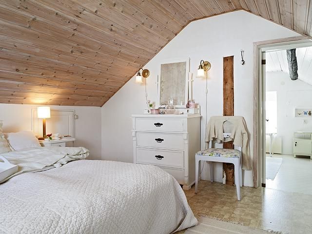 Идеи интерьера спальни в деревянном доме (26 фото)