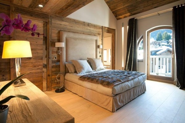 Идеи интерьера спальни в деревянном доме (26 фото)