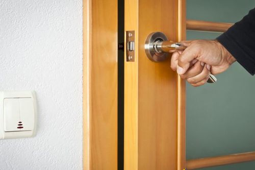 Что делать, если межкомнатные двери плохо закрываются