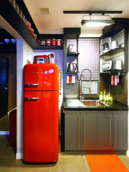 Яркий холодильник в интерьере кухни (45 фото)