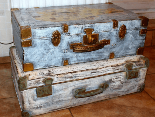 Шкафчик из старого чемодана