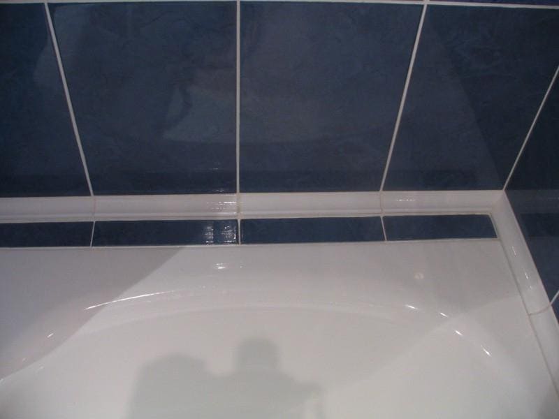 Керамический плинтус для ванной на плитку фото