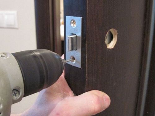 Правила установки защелки на дверь