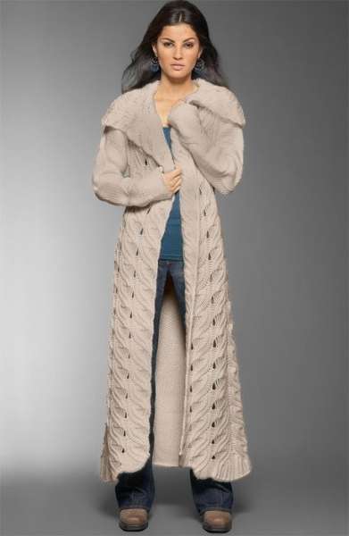 Вязаное пальто спицами узором Перо