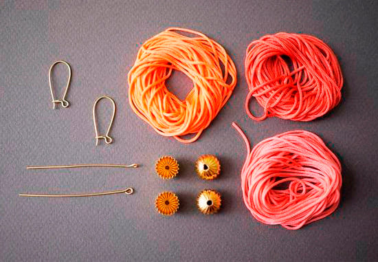 Сережки-кисточки своими руками из ниток и из бисера с фото