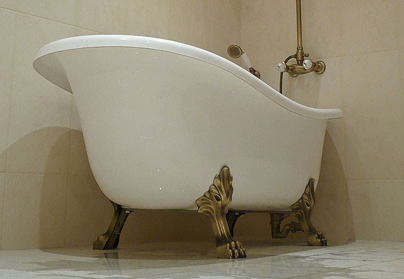 Как установить ванну на ножках: секреты правильной установки