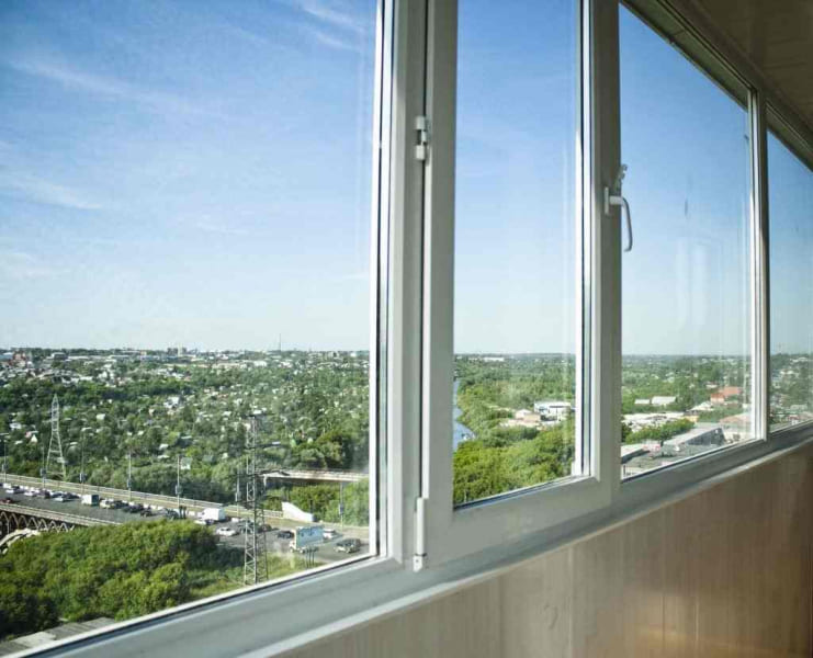 			Какие балконы лучше, пластиковые или алюминиевые: подробный обзор		
