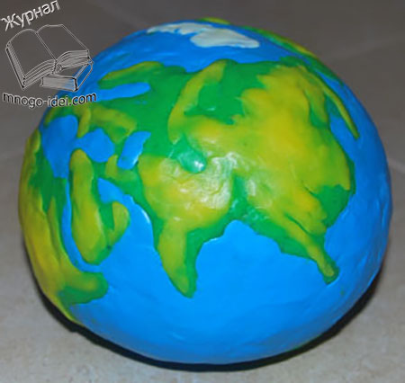 Модель Земли из разноцветного пластилина