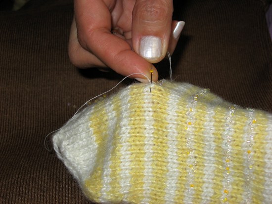 Как украсить варежки — техника вышивки бисером