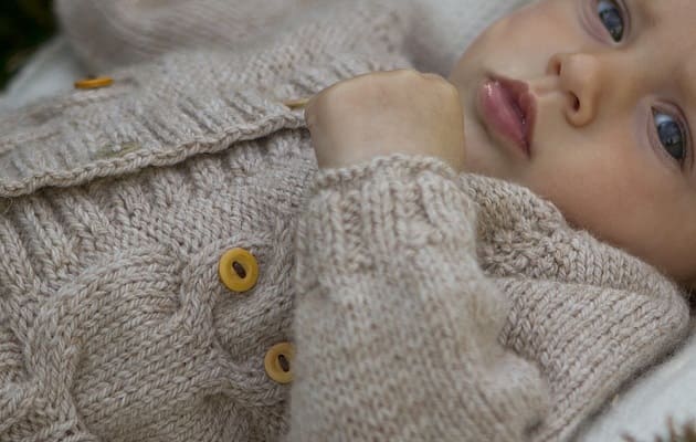 Кофточка для новорожденного малыша спицами, модели с нашего сайта