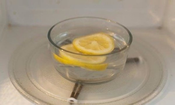 Уксус отчистит микроволновую печь за 5 минут
