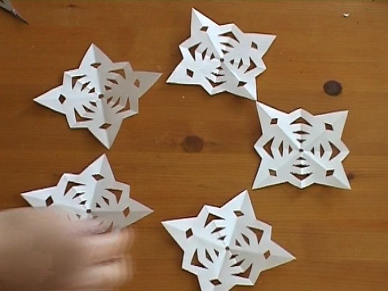 КАК СДЕЛАТЬ 3D СНЕЖИНКУ ИЗ БУМАГИ DIY – ПРОСТАЯ ОБЪЕМНАЯ СНЕЖИНКА - | Paper Art - Easy DIY - 