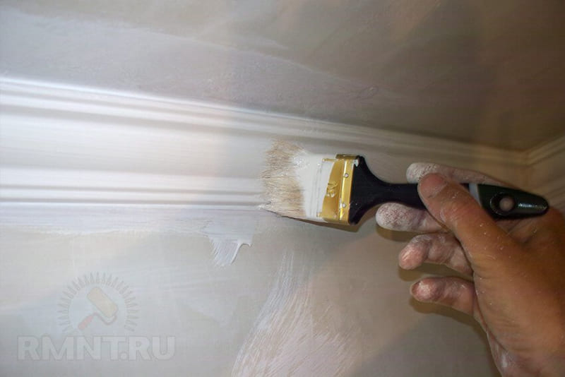 5 способов идеально покрасить потолочный плинтус