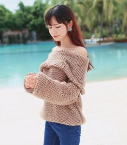 Вязаный свитер со спущенным плечом схема